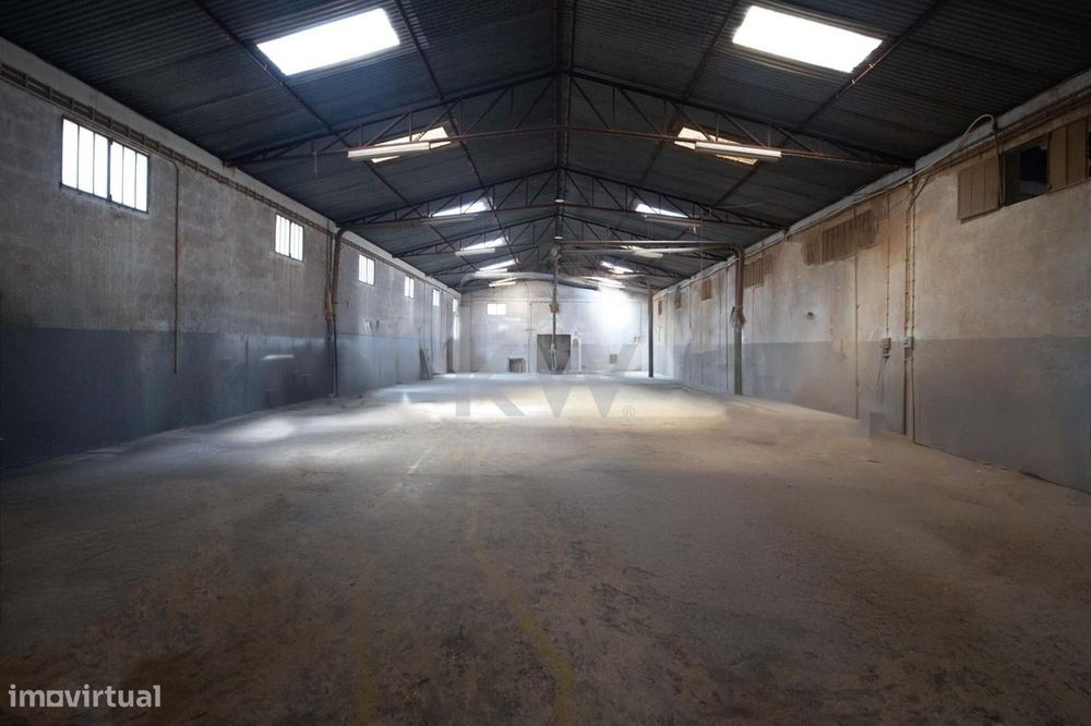 OPORTUNIDADE! Pavilhão Industrial para Venda no Centro do Ribatejo