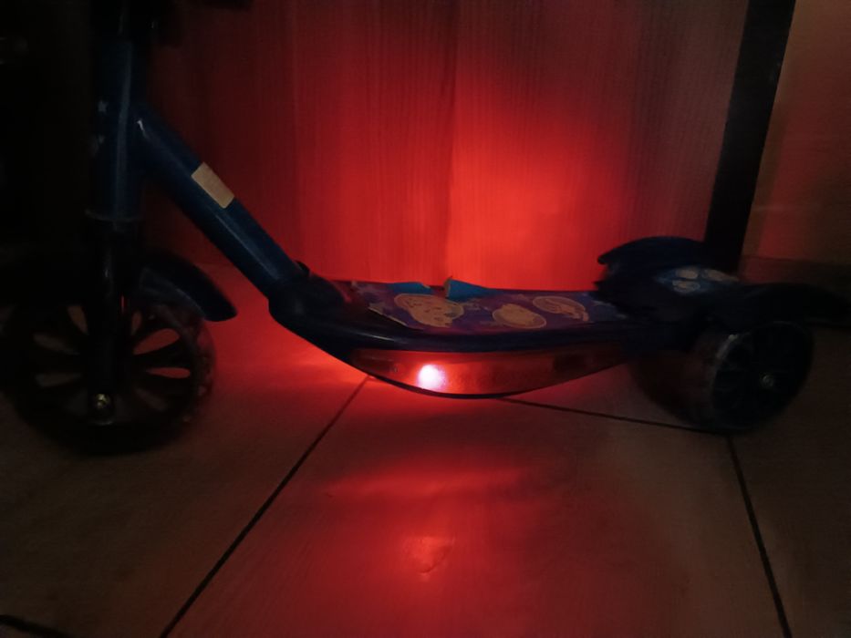 Trójkołowa hulajnoga dla małych dzieci, gra i świeci