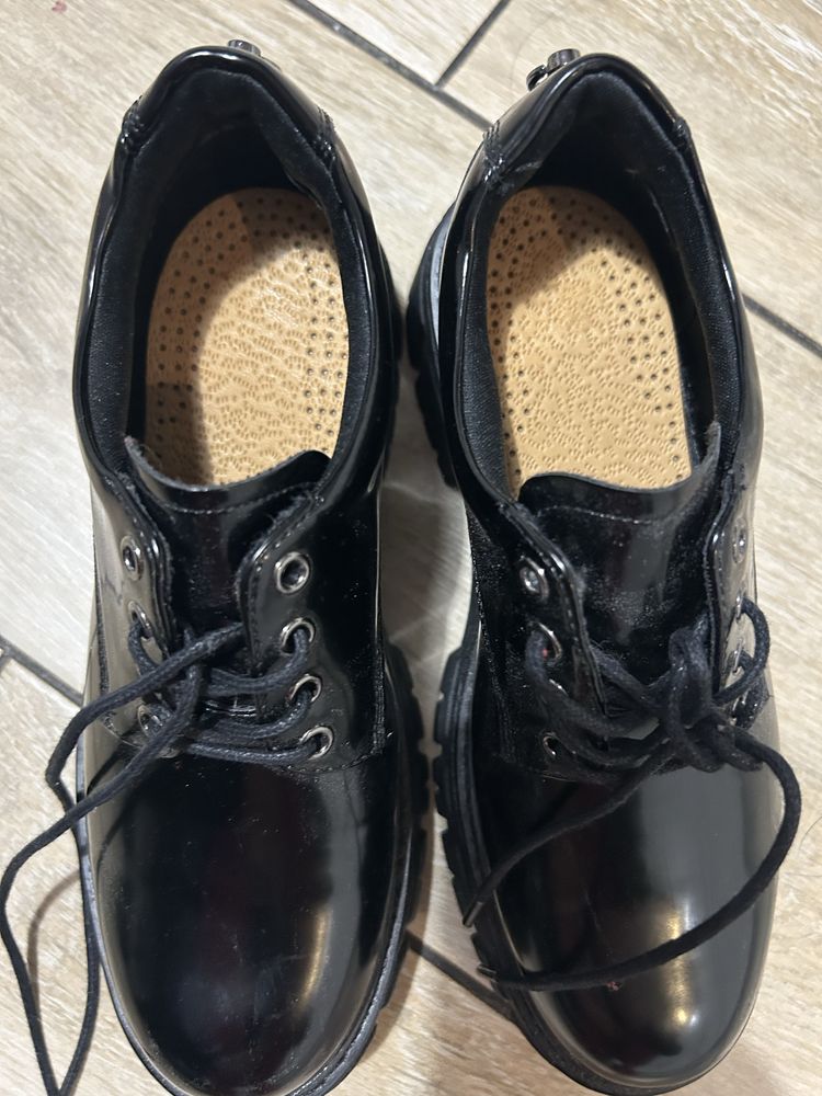 Buty wiosenne lakierowane rozmiar 36 CCC