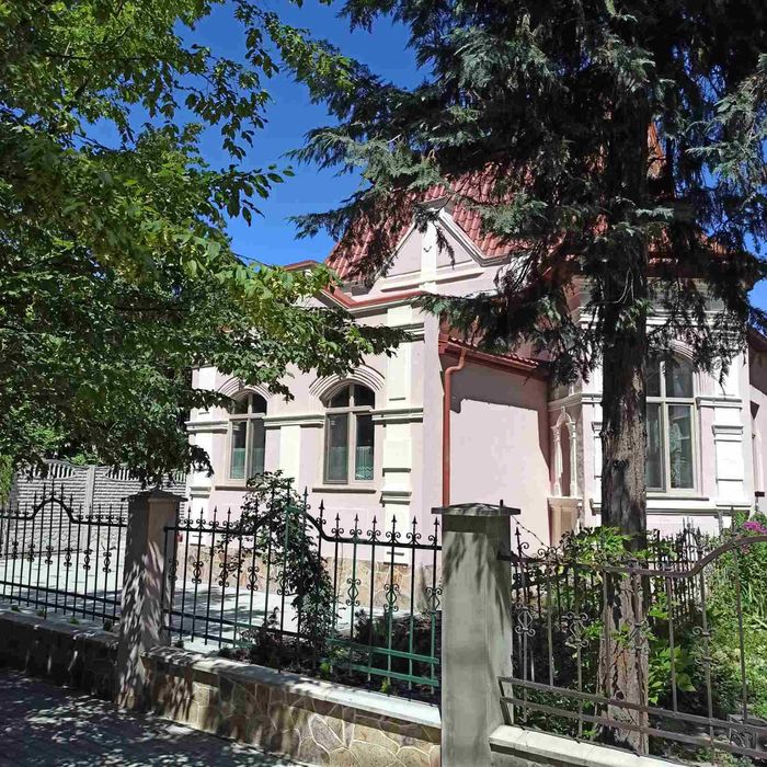 Частина будинку (5-6 чол) у старовинній виллі, центр, тераса, парковка