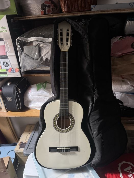 Guitarra branca Stagg com capa