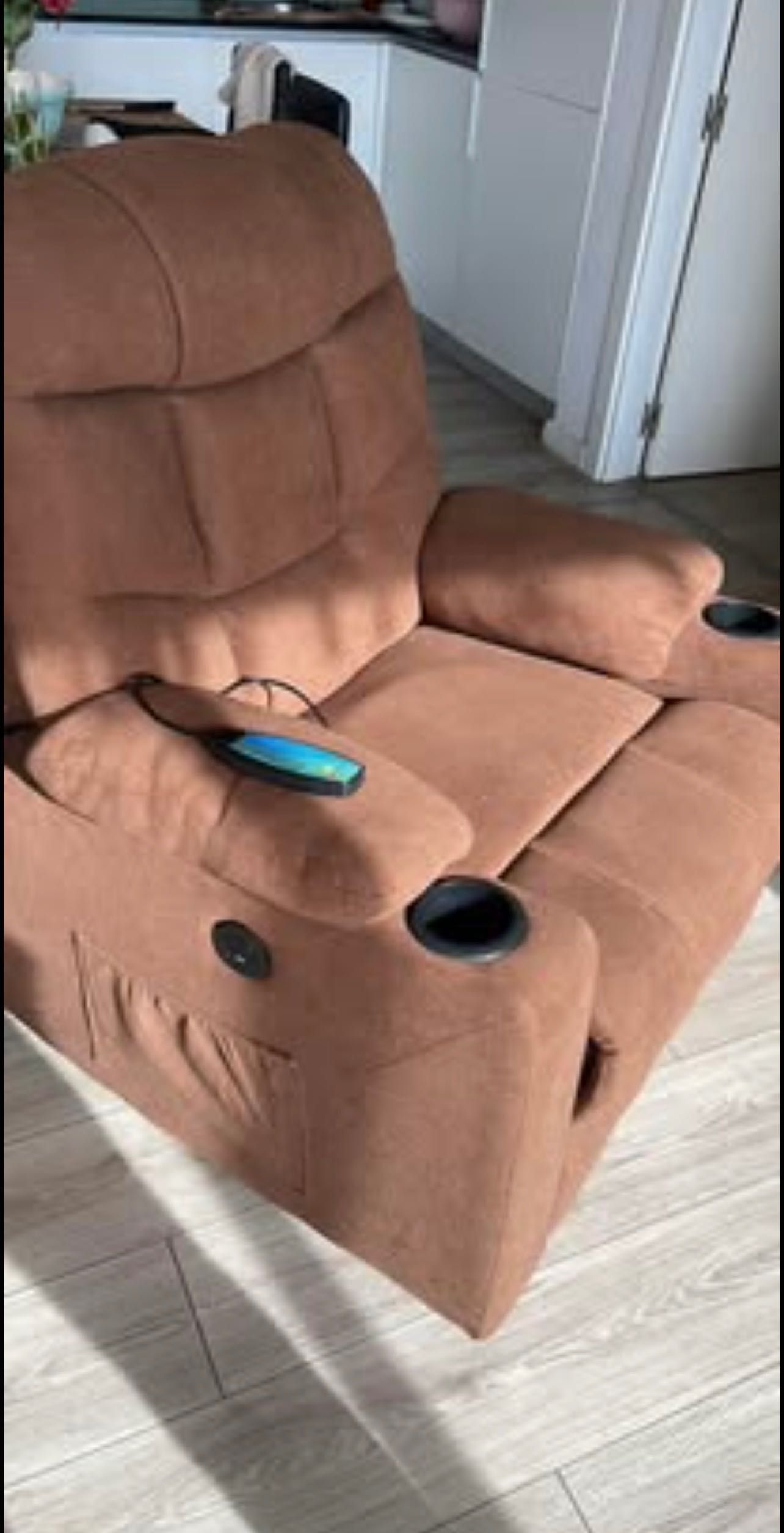 Poltrona elétrica reclinável com comando de massagens