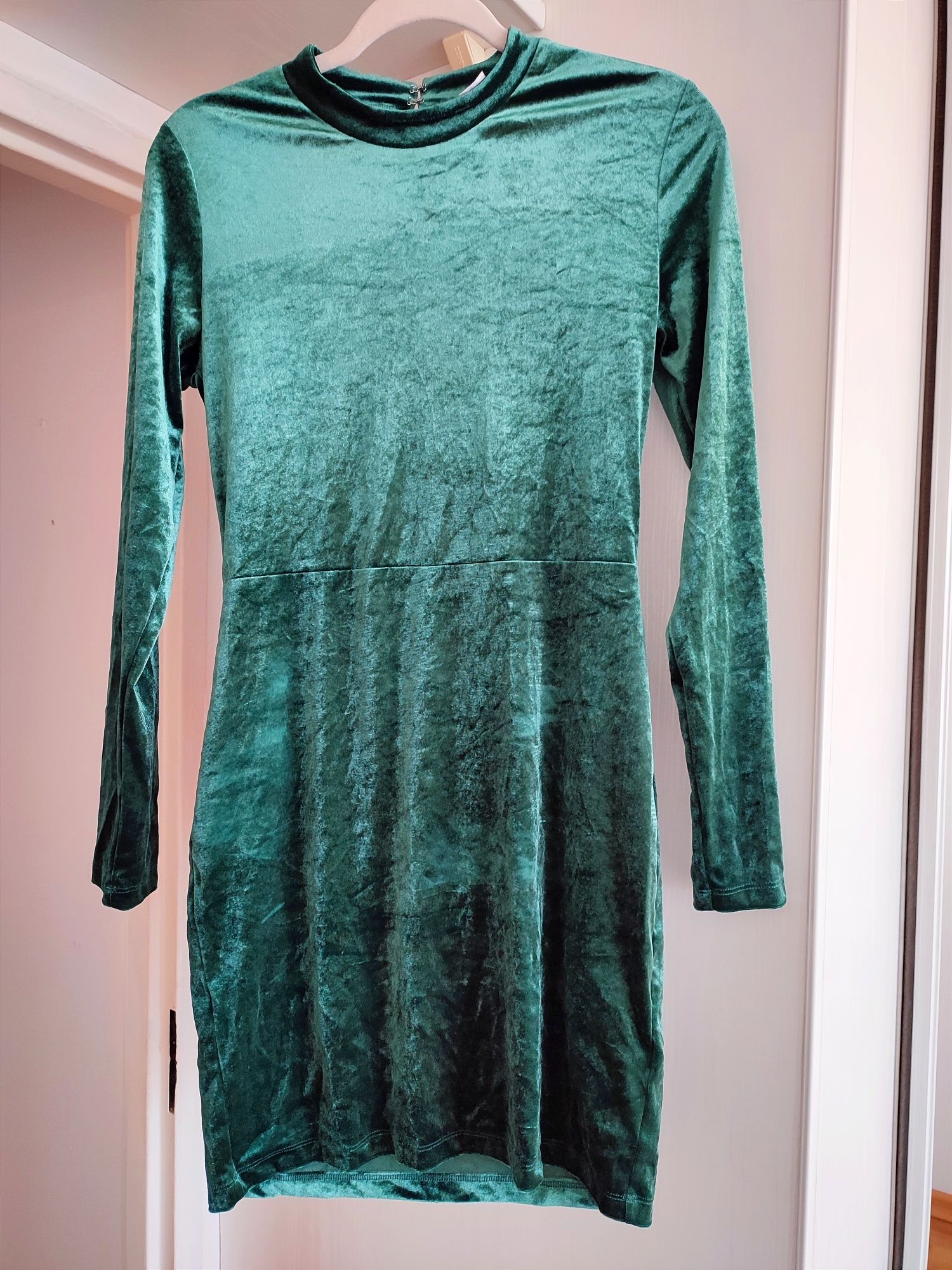 Zielona butelkowa welurowa sukienka mini miniówka długi rękaw odkryte