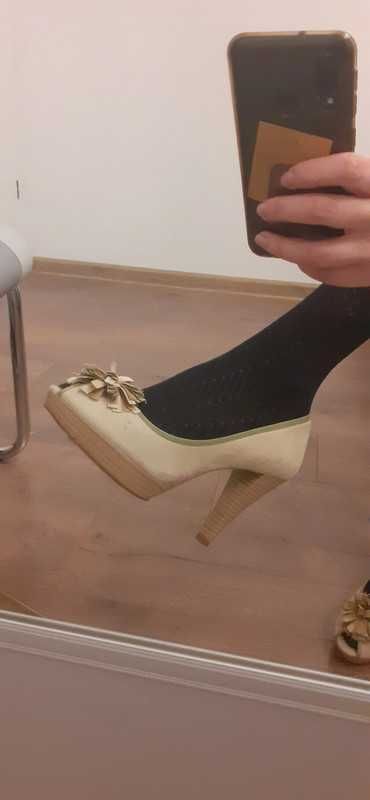 Buty Unisa rozmiar 39, skóra zamszowa