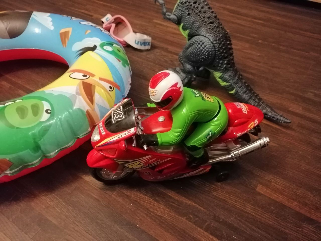 Zabawki, koło, dinozaur, motor, gogle