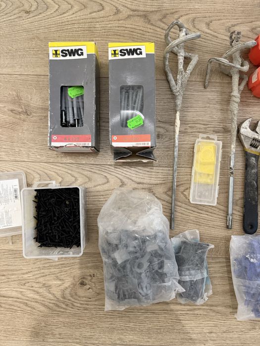 Wiertło, wkręty, mieszadła, puszka podtynkowa, system poziomujący