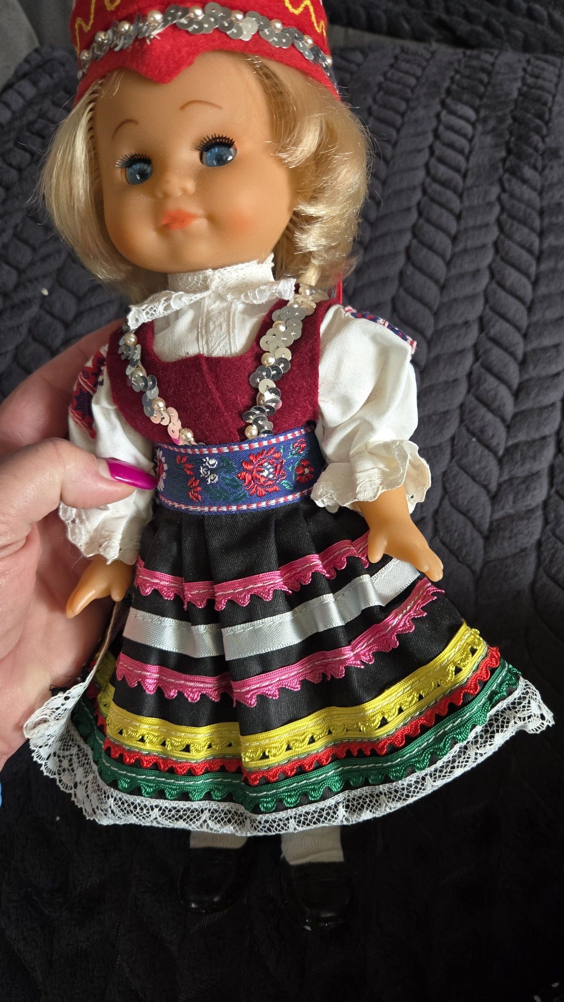 Lalka w stroju ludowym .