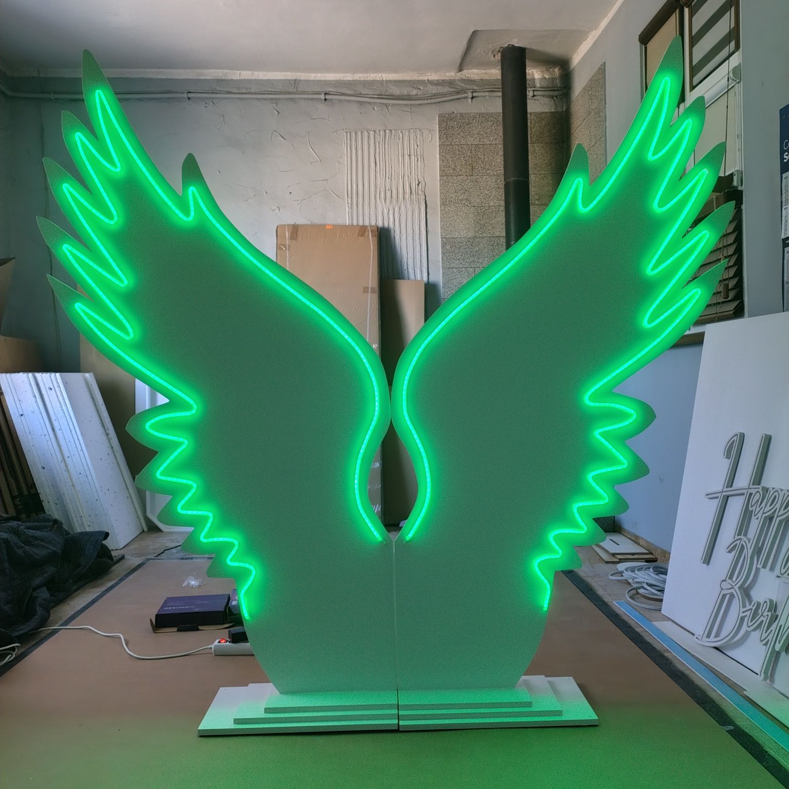 Skrzydła podświetlane duże ścianka do zdjęć neon