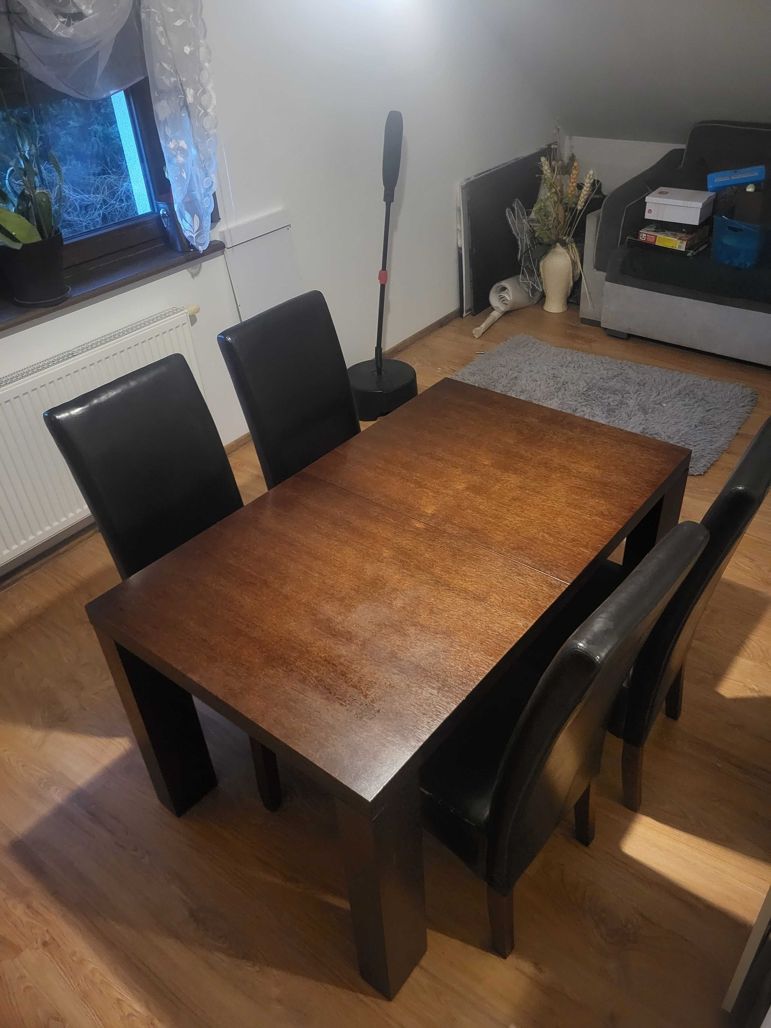 Stół drewniany z czterema krzesłami
