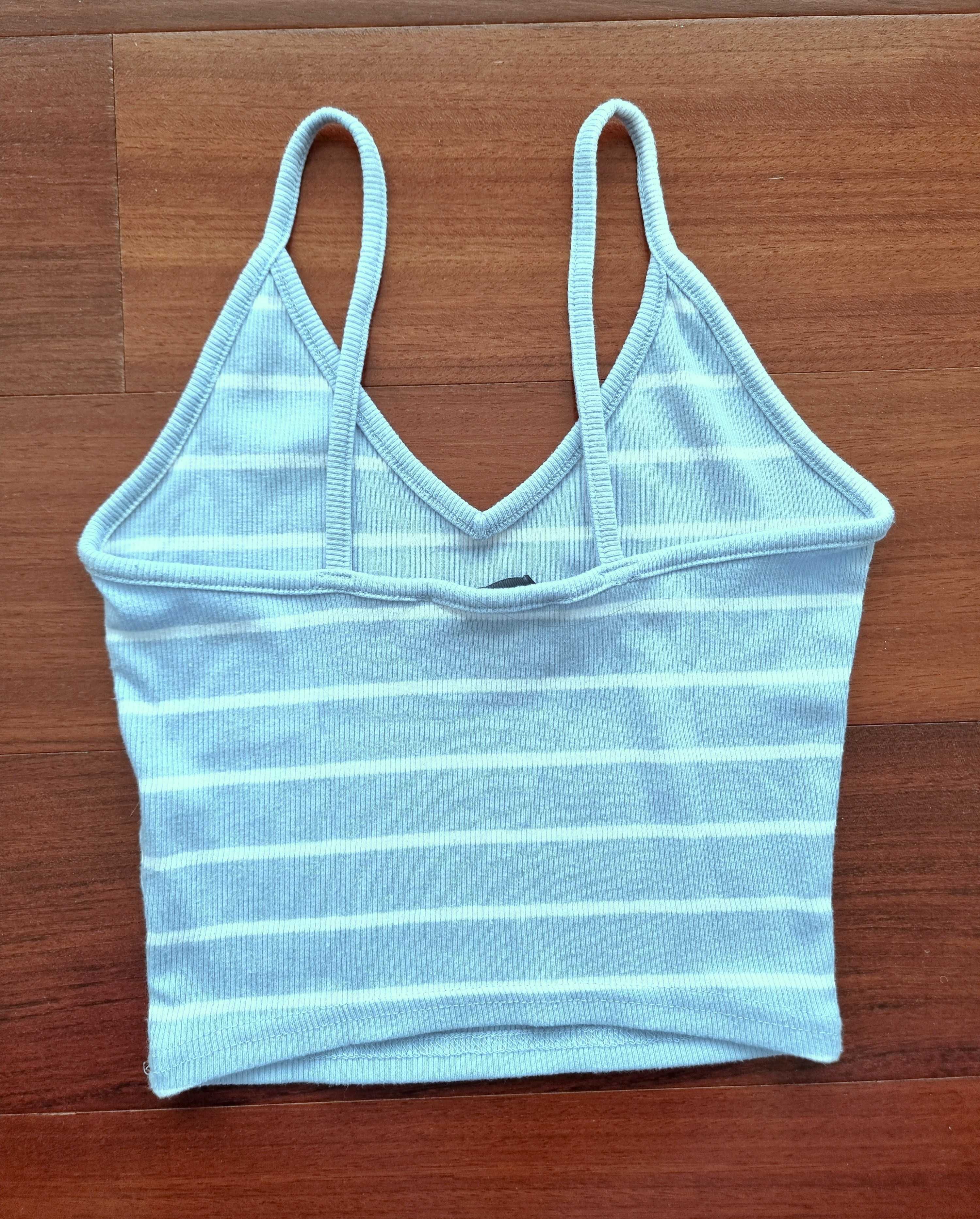 Top curto e justo azul claro com riscas brancas Primark, tamanho 36