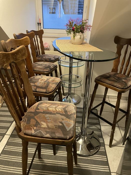 Барний скляний столик із пʼятьма стільцями (відео)