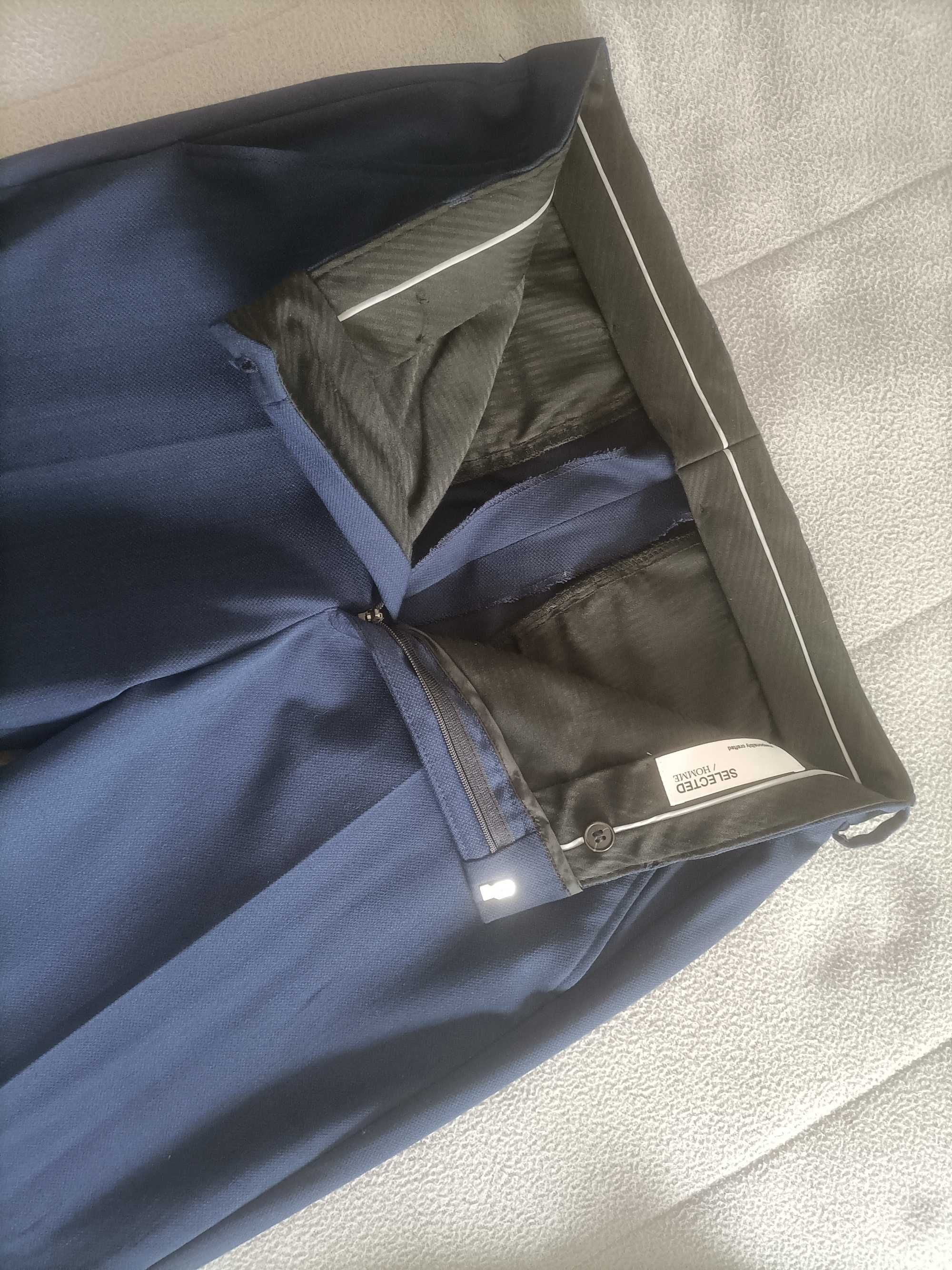 Fato azul usado apenas uma vez