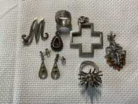 Conjunto artigos em prata, aneis, pendentes, alfinete peito e brincos