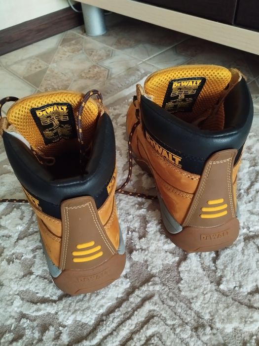 Чоловіче взуття в ідеальному стані