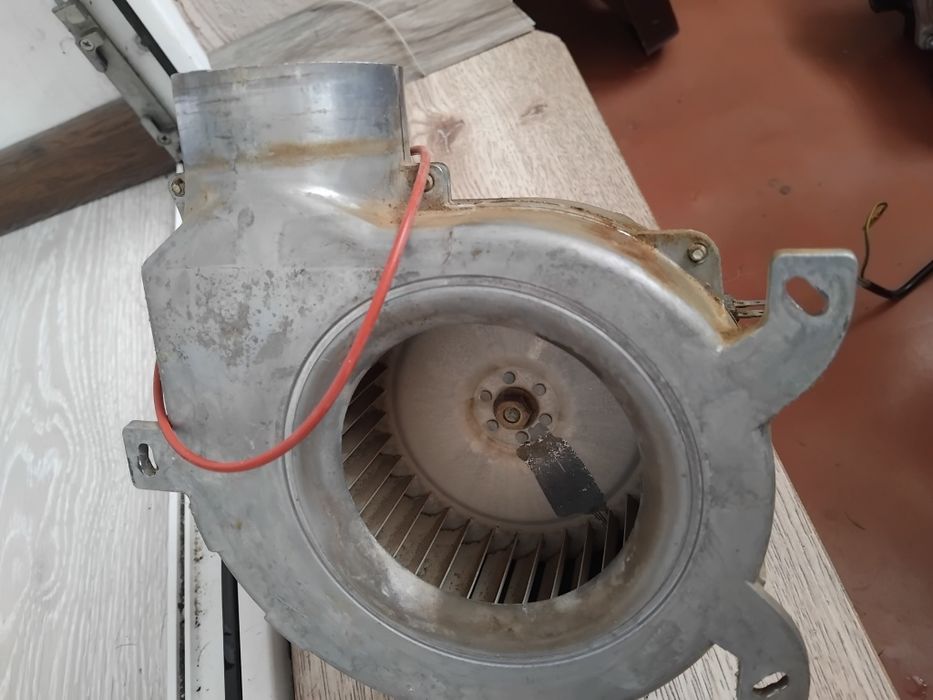 Розширювальний бачок. Газовий клапан. Вентилятор (турбіна) прессостат.