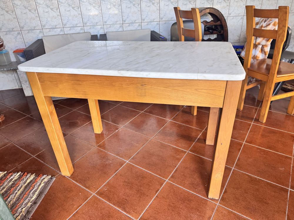 Mesa + cadeiras em bom estado