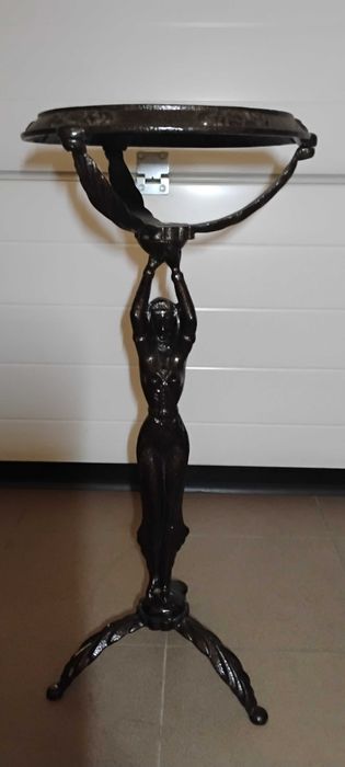 Sprzedam kwietnik stojący.