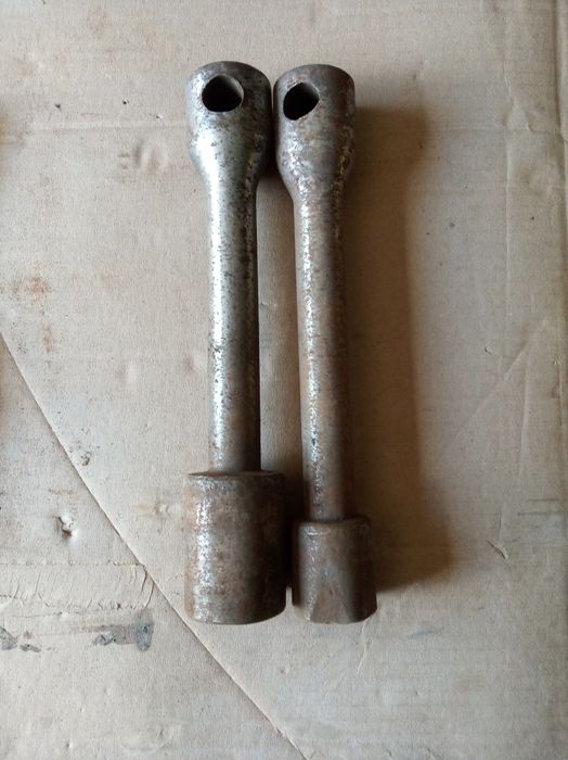 Лопати граблі ключі ножовки.