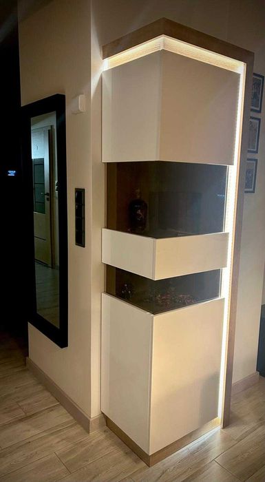 Szafka słupek z przeszklonymi drzwiami i LED