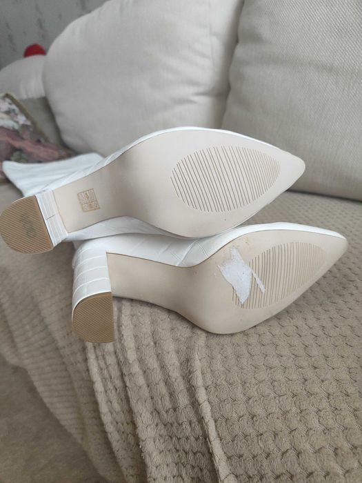 Дуже високі стильні білі жіночі черевики, шкірзам. Під крокодила