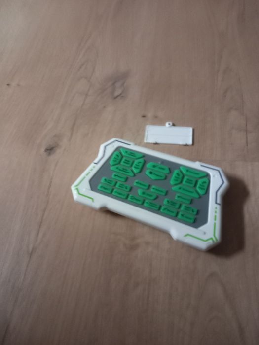 Robo de brinquedo com comando e carregador