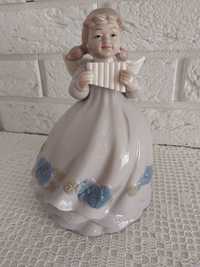 Porcelanowa, sygnowana figurka.