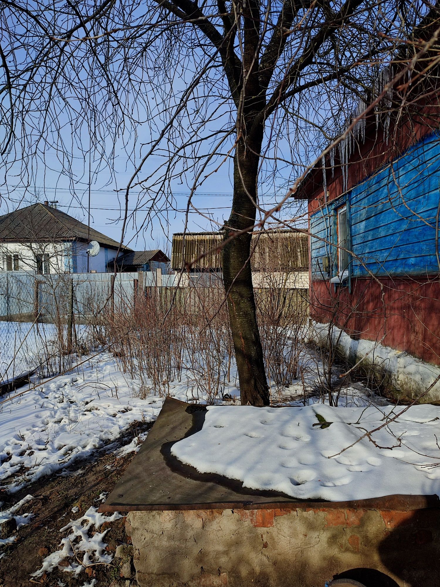 Продається будинок в житловому стані.