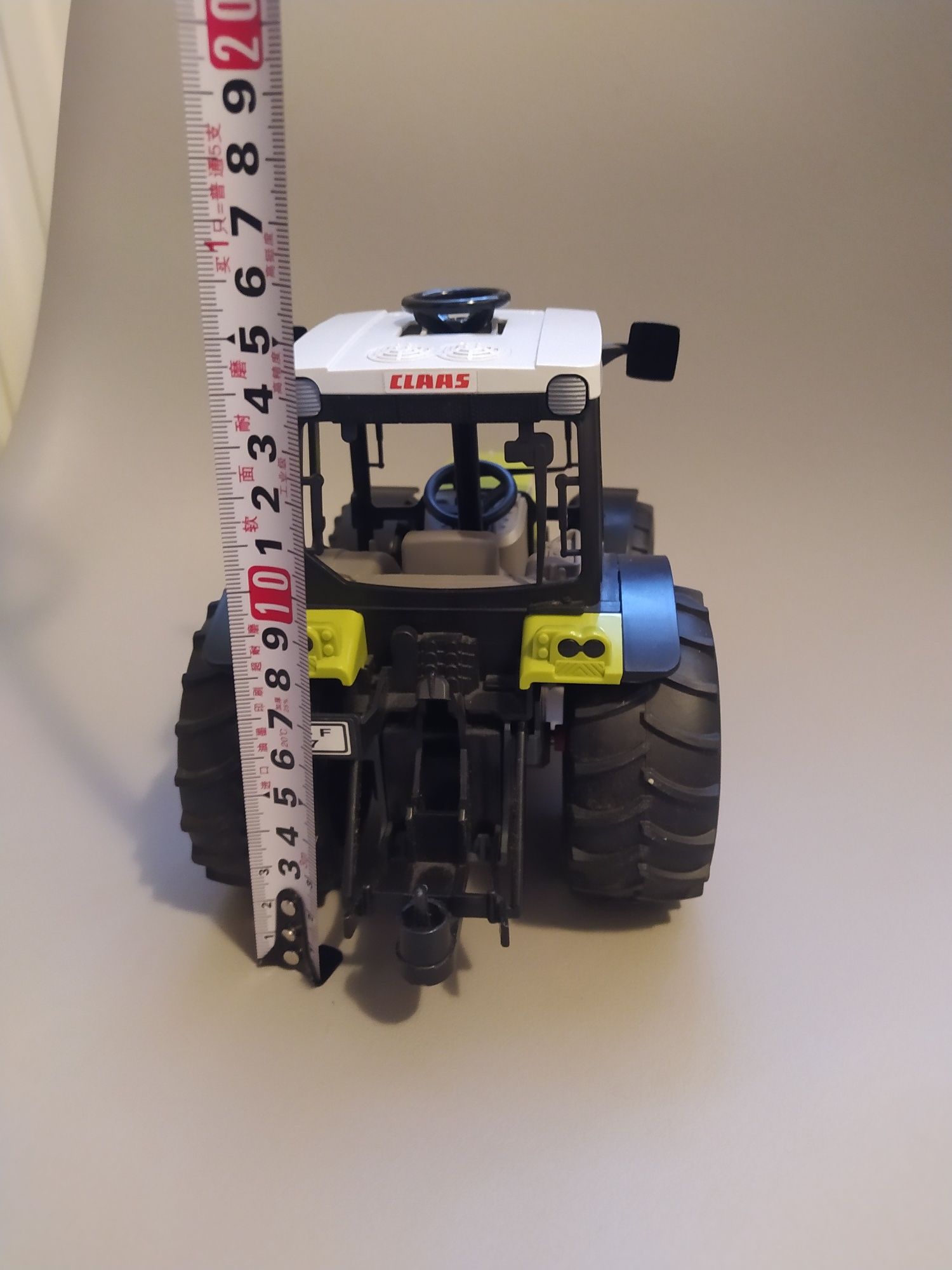 Traktor Class Nectis 267F Bruder