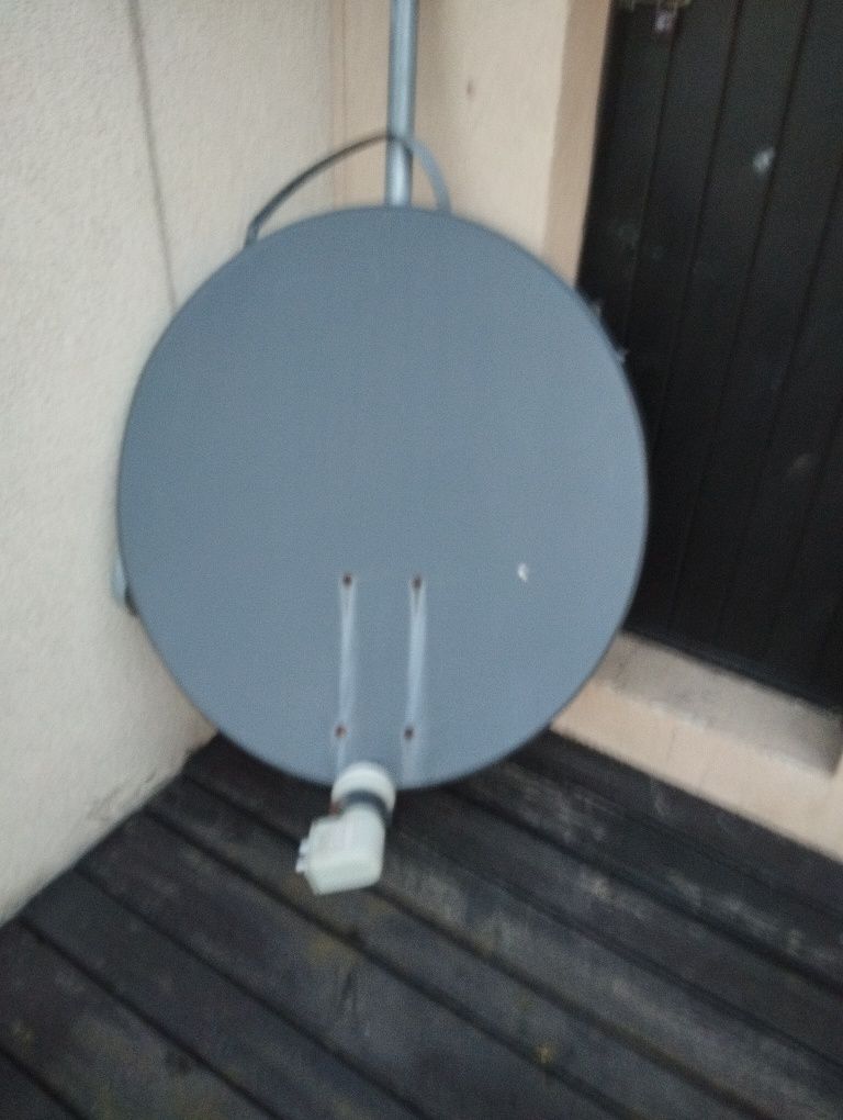 Antena satelitarna z masztem i konwerterem