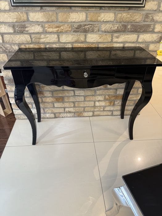 Lakierowana konsolka w stylu Glamour