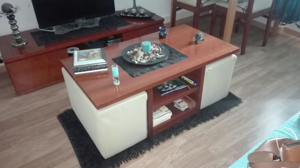 Mesa de centro com dois puffs