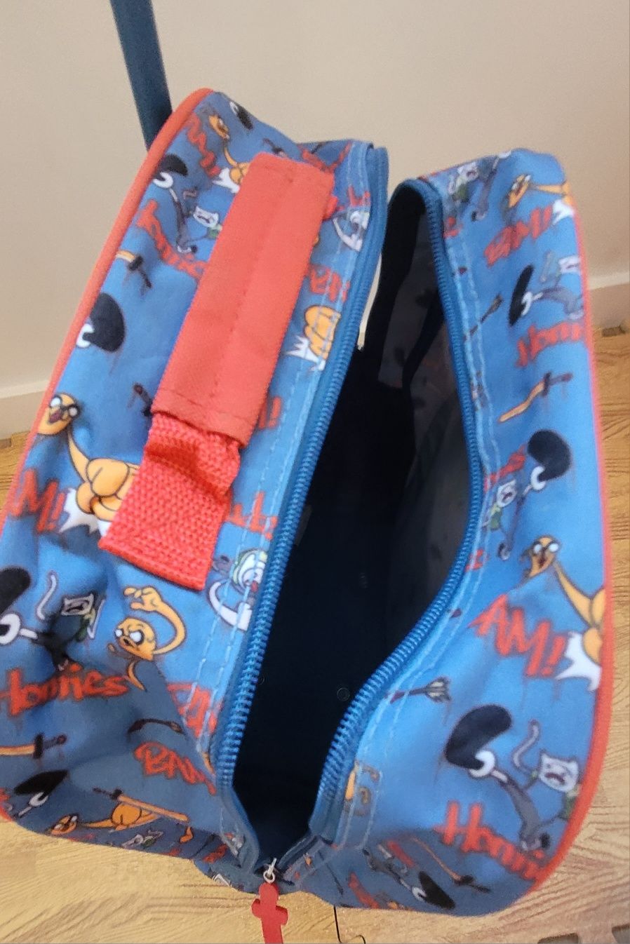 Mochila com Rodinhas Hora da Aventura