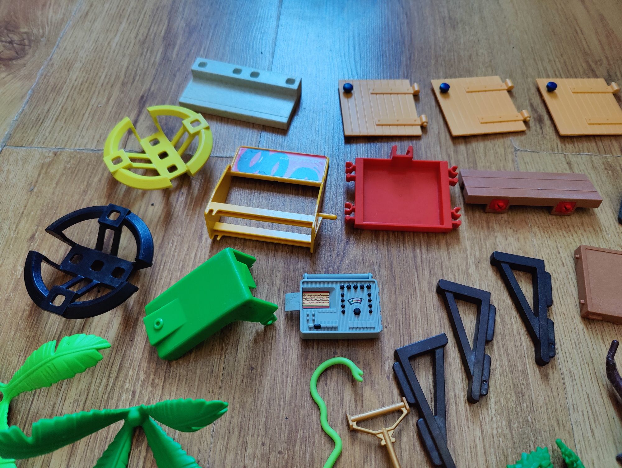 Playmobil - elementy, stoliki, krzesełka, rośliny, mechanik