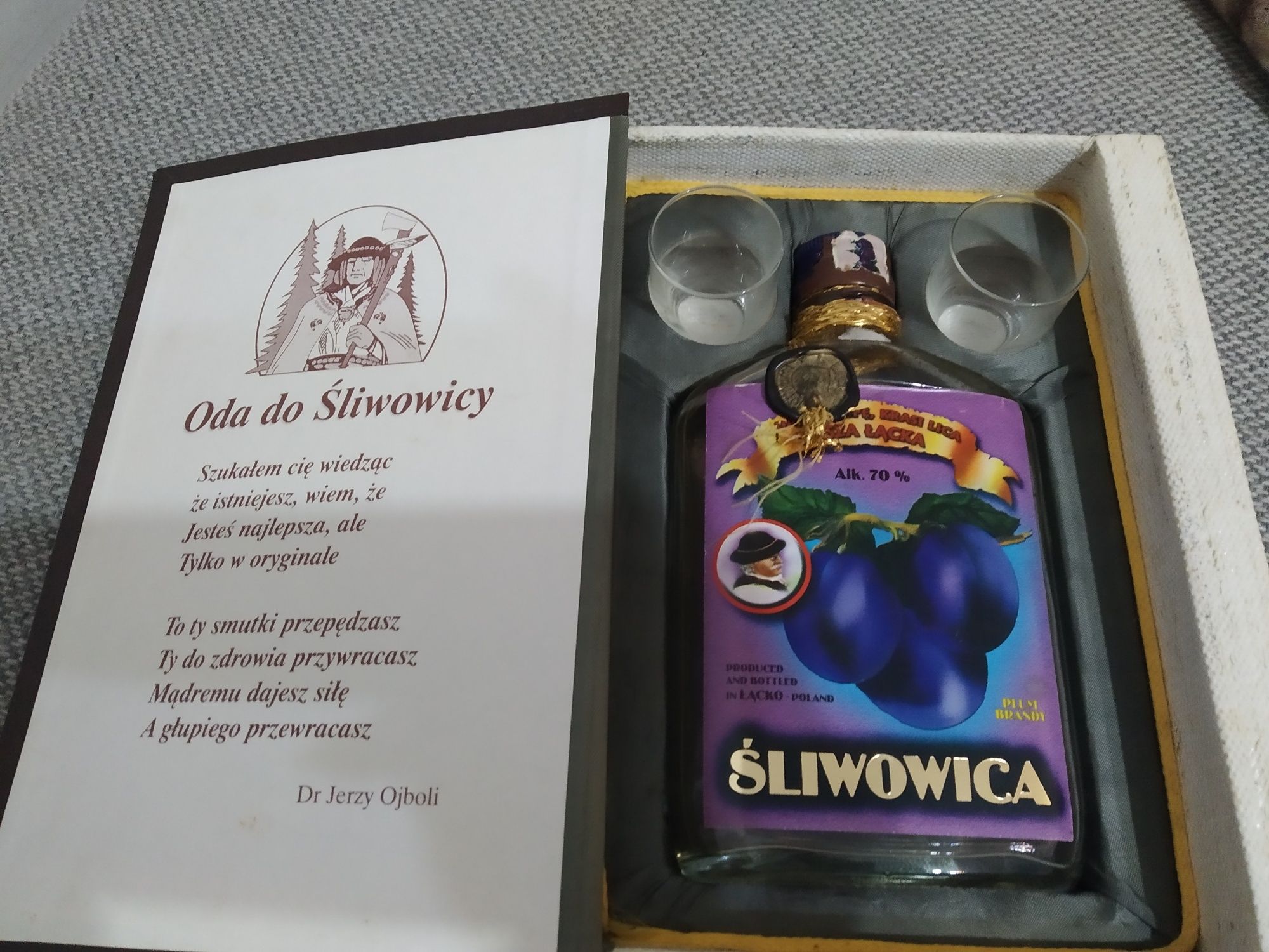 Książka schowek na alkohol z kieliszkami i butelką śliwowica