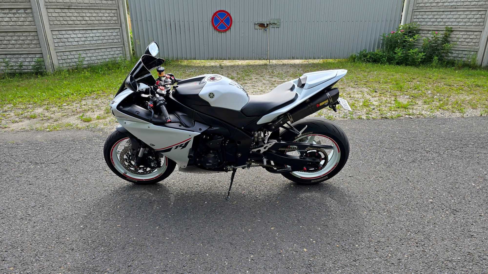 Yamaha R1 RN22 2014 Polift