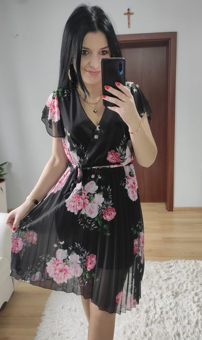 Sukienka krótka w kwiaty plisowany dół
