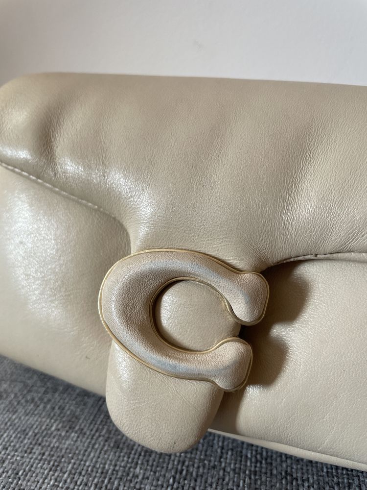 Skórzana torebka beżowa Coach Pillow Tabby Ivory 18 C