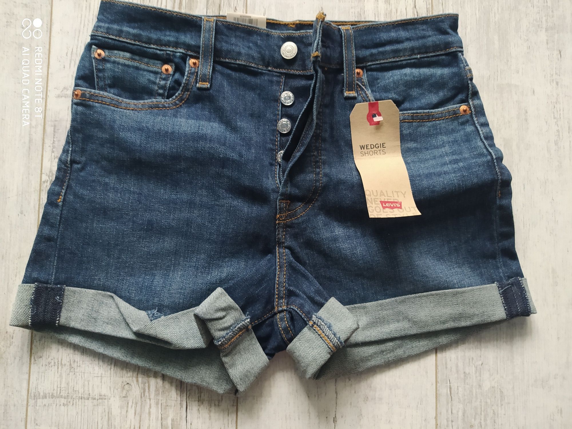 Женские шорты  Levi's,новые,28