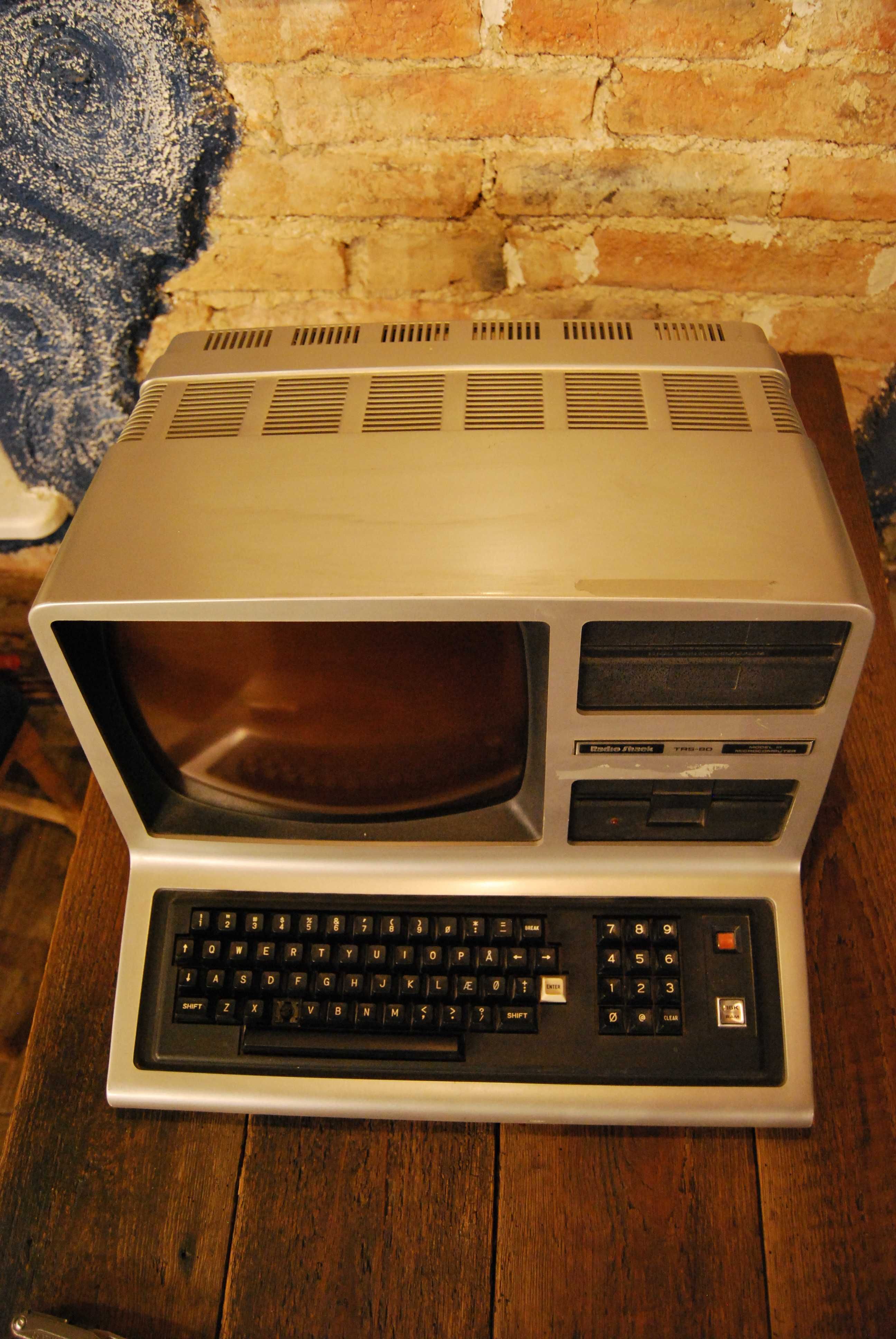 Komputer Tandy Radio Shack TRS-80 model III klasyczny, stary, lata 80