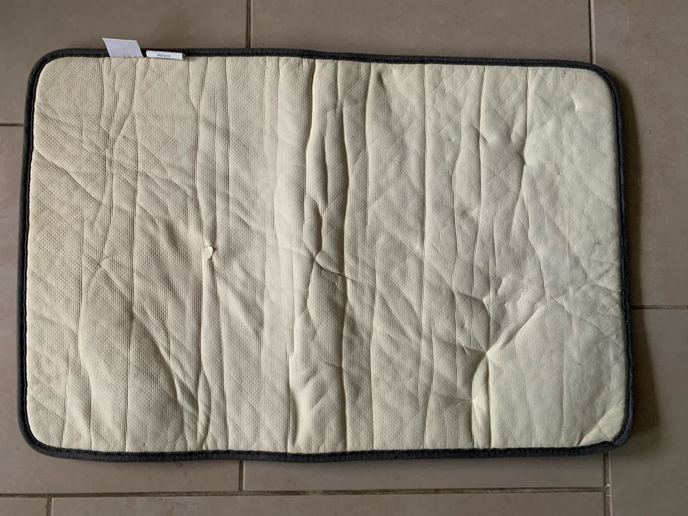 Szary dywanik 45 cm x 70 cm Smukee z motywem liści monstery