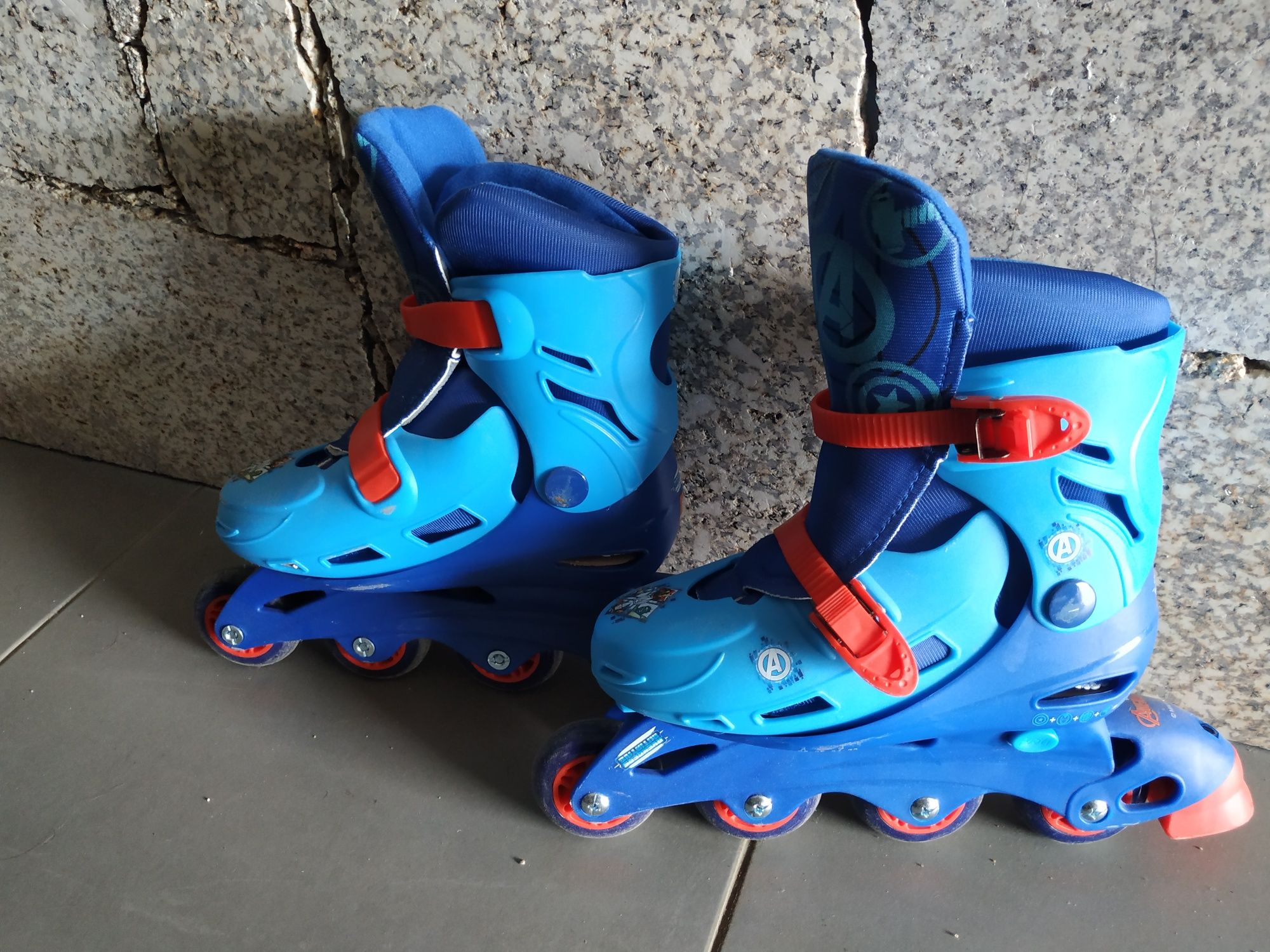 Par de patins de 4 rodas em linha Avengers