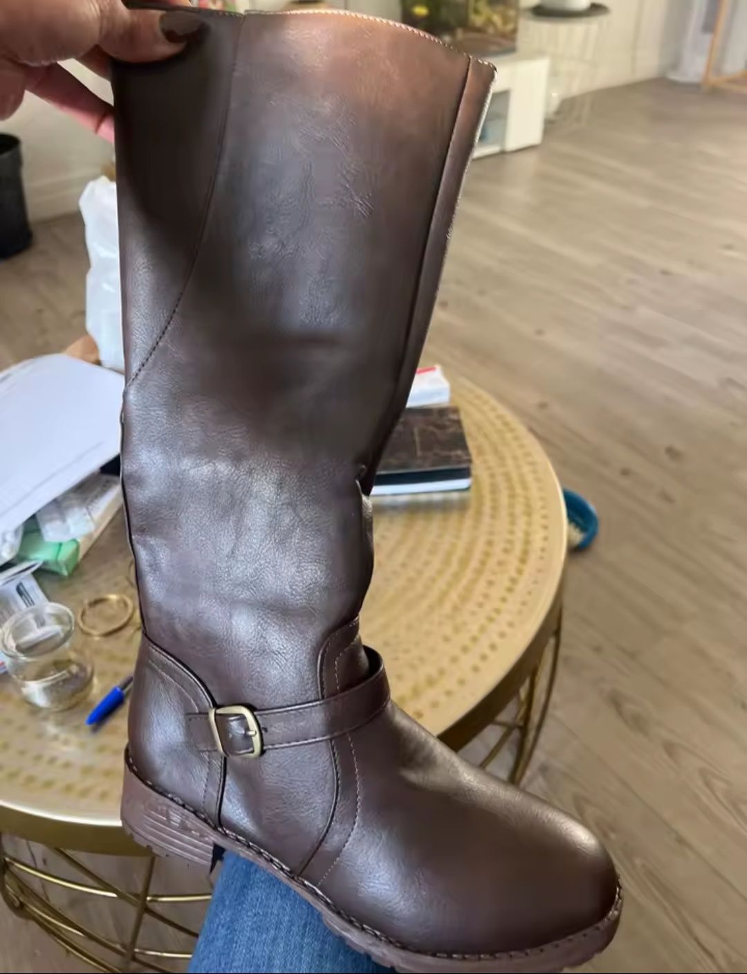 Botas altas, castanhas, até ao joelho.