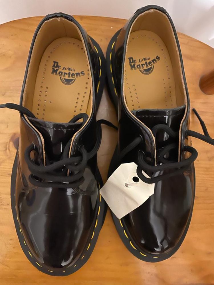 Sapatos Dr. Martens novos, originais, a estrear