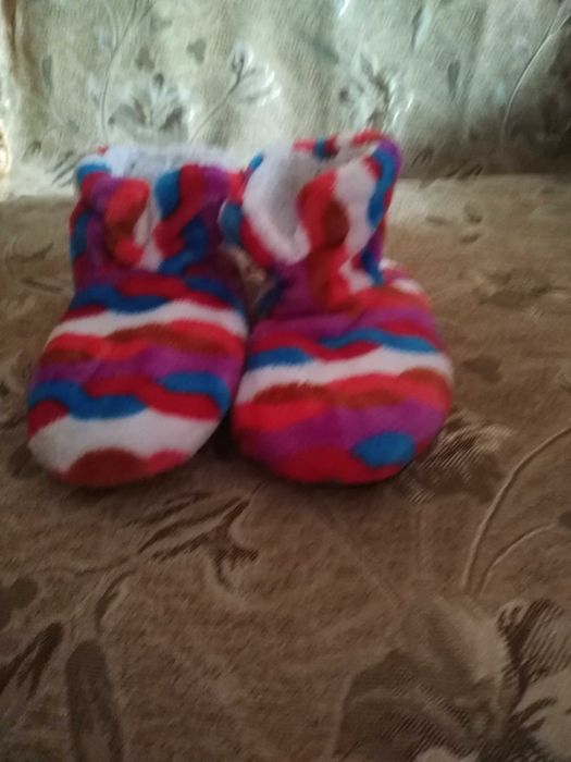 Продамдля дівчинки і кімнаті тапочки.