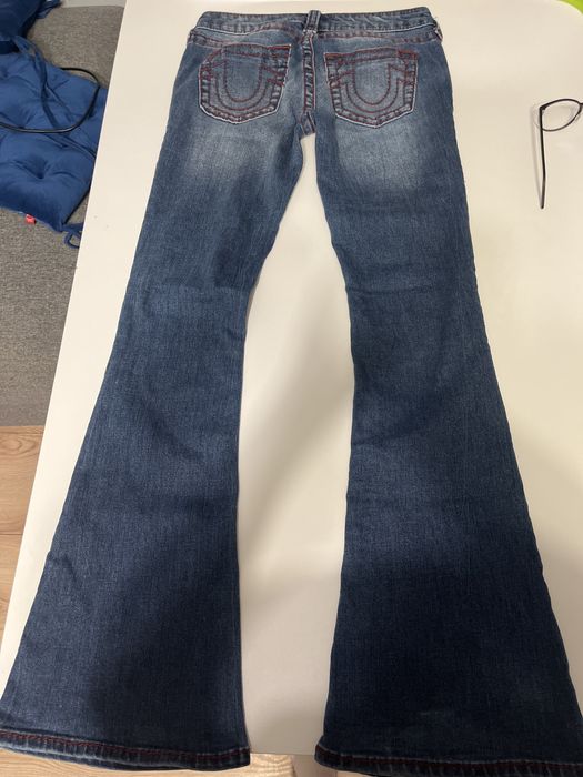 jeansy damskie z czerwonymi przeszyciami