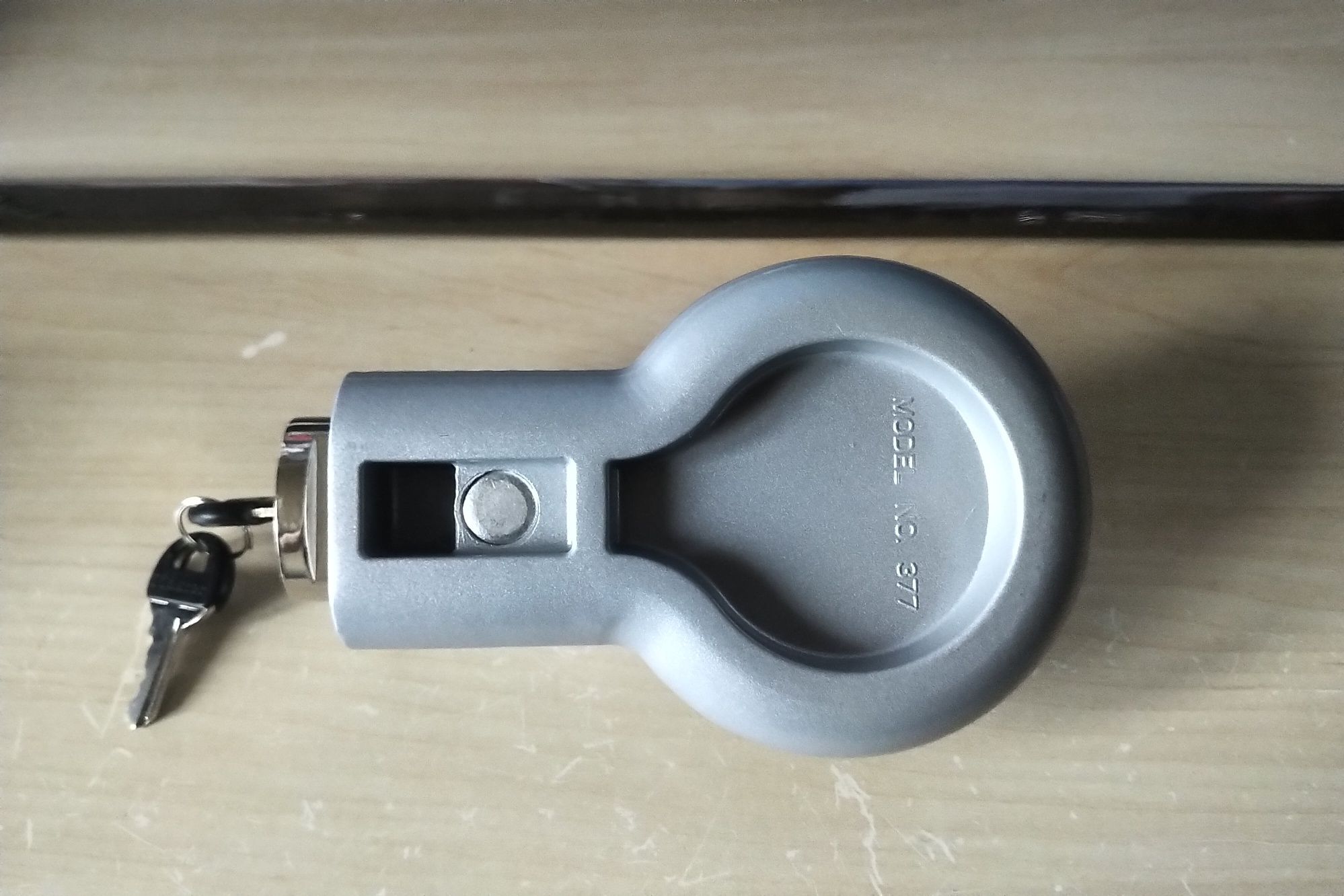 Master Lock 377DAT - blokada na dyszel/łącznik holowniczy przyczepy.