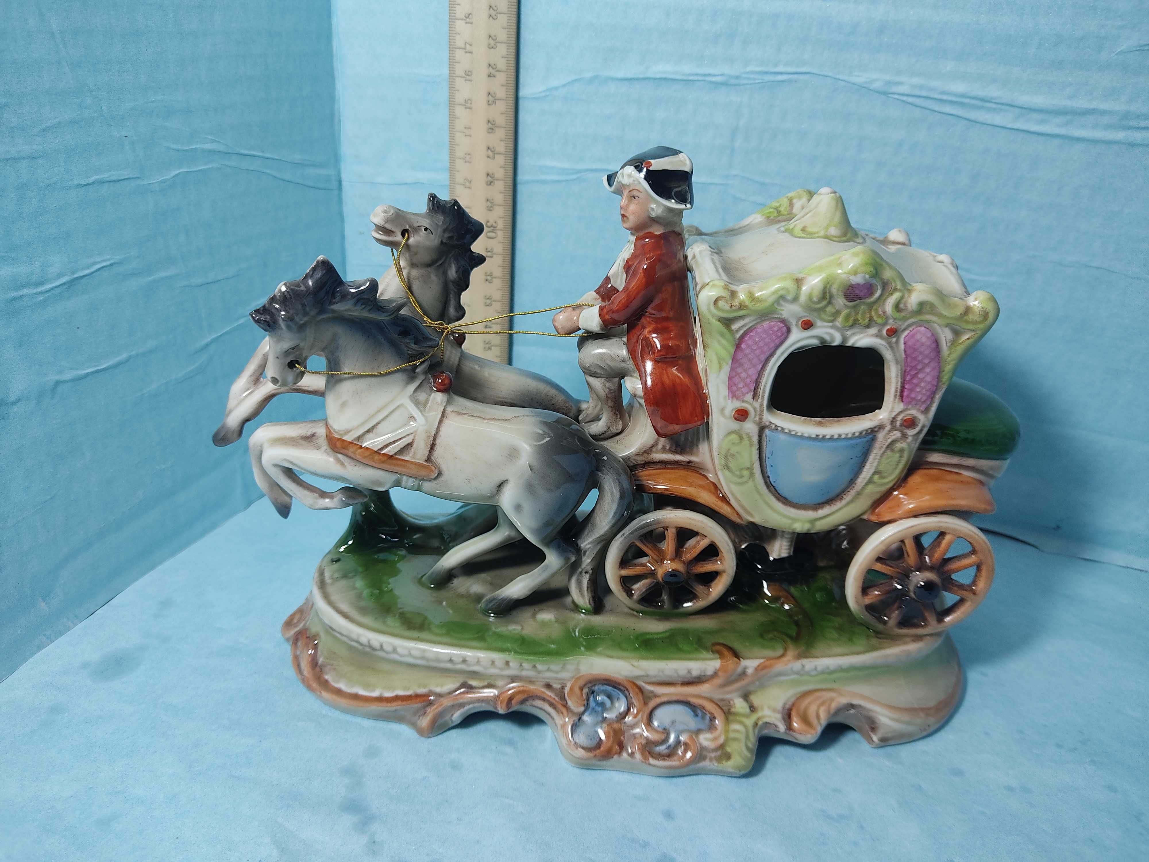 Статуэтка карета с двумя лошадьми и кучером Германия.