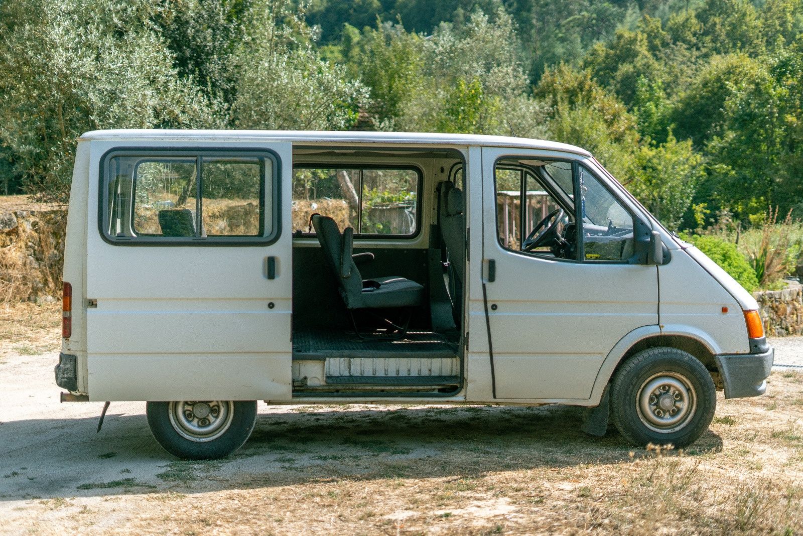Ford Transit 9 lugares mista (passageiros e mercadorias)