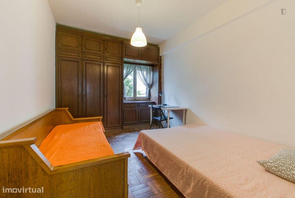 55704 - Quarto com cama de casal em apartamento...