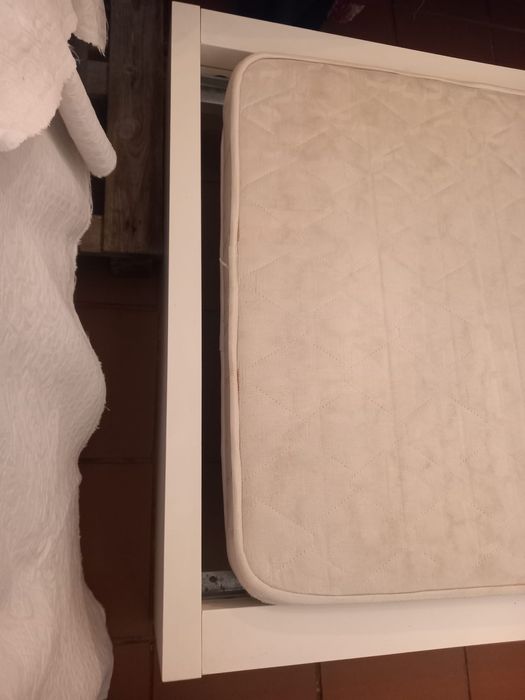 Cama branca de solteiro